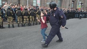 Чем "страна рабов" Россия отличается от Украины - на примере дня выборов и разгона демонстраций 9 сентября
