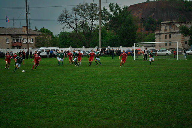 Ватажок бойовиків Захарченко розпорядився провести матч на віджатому в Ахметова стадіоні. Гратимуть бойовики на честь Гіві і Мотороли 04