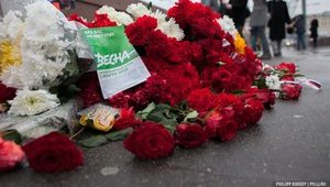 "Spring won’t come without you". Russians bring flowers to Nemtsov murder scene. PHOTOS