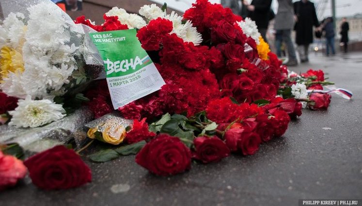 "Spring won’t come without you". Russians bring flowers to Nemtsov murder scene. PHOTOS