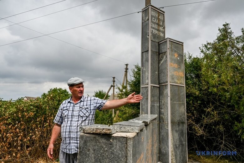 Школа без крыши, дома без окон: войска РФ два дня подряд обстреливают село под Запорожьем 07