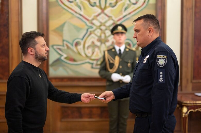 Зеленський вручив генеральські погони військовим і правоохоронцям 12