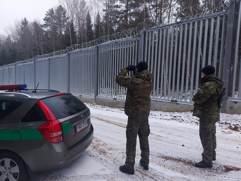 Польша оборудовала защитную стену вдоль всей границы с Беларусью 03