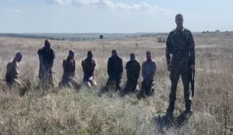 Привітання з Днем Незалежності на фоні 7 взятих у полон російських солдатів записав народний депутат Роман Костенко. ВIДЕО