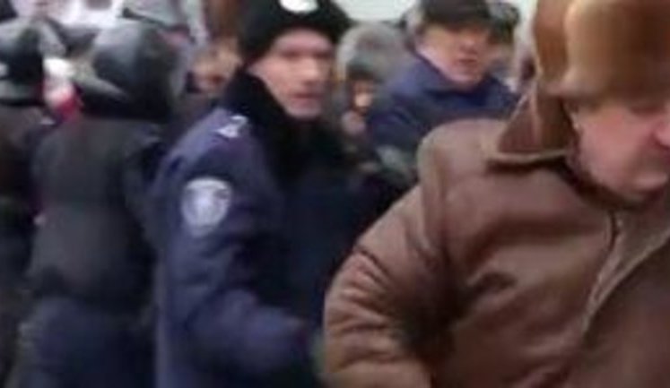 Милиция силой прогнала чернобыльцев и афганцев из-под Рады: "Титушки" там от Януковича, а нас не пускают. ВИДЕО
