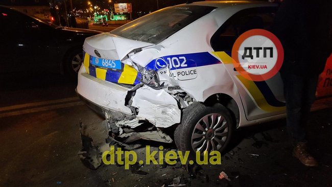 Пьяный водитель в Киеве протаранил полицейское авто, правохранительница попала в больницу, - соцсети 15