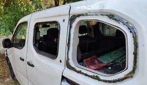 Россияне атаковали автомобиль Белозерской администрации в Херсонской области: ранен сотрудник. ФОТОрепортаж