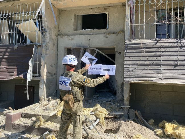 Наслідки російського обстрілу Кряківки із застосуванням ствольної 122-мм артилерії. Пошкоджено житловий будинок і автомобіль 01