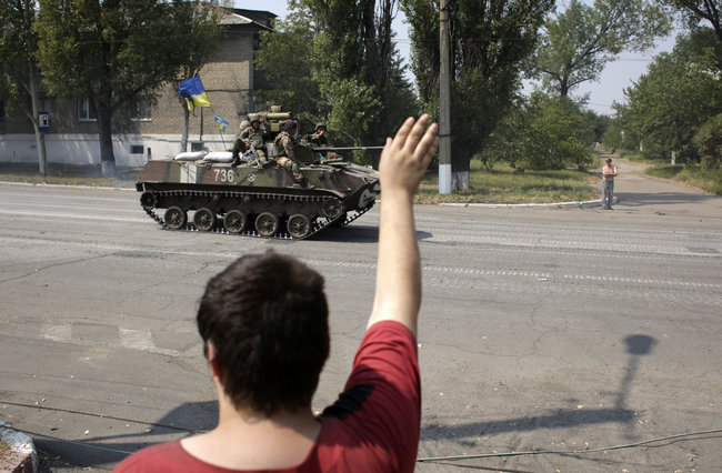 Військовий фотограф Анатолій Степанов: Авдіївка. Лежить пенсіонер, мертвий, придавлений плитою. Дядько Коля всю війну пережив, а тут братики постаралися 31