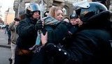 На Банковой "Беркут" погрузил в автозак протестующих: "Мы в Европу, Янык в ж#пу". ФОТОрепортаж+ВИДЕО