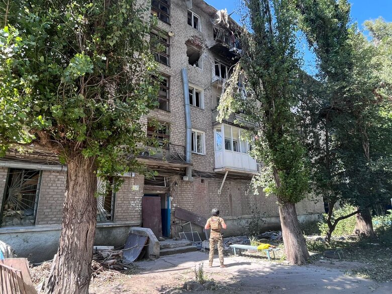 Враг ударил беспилотником по Славянскому обществу, Константиновка обстреляна из Смерчей 01