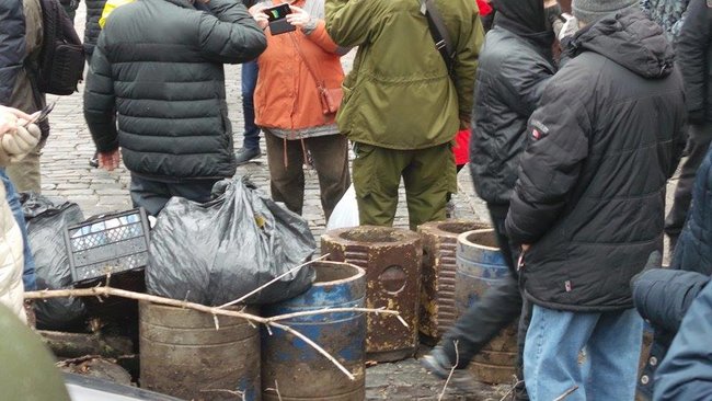 Protesters keep blocking police van with Saakashvili inside, construct barricade 03