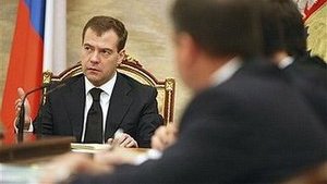 Медведев: если кто-то будет продолжать посягать на наших граждан, мы будем адекватно отвечать - так же, как отвечали