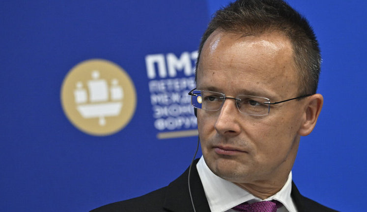 Російський "Лукойл" відновив експорт нафти через Україну завдяки угоді з Угорщиною, – Сіярто