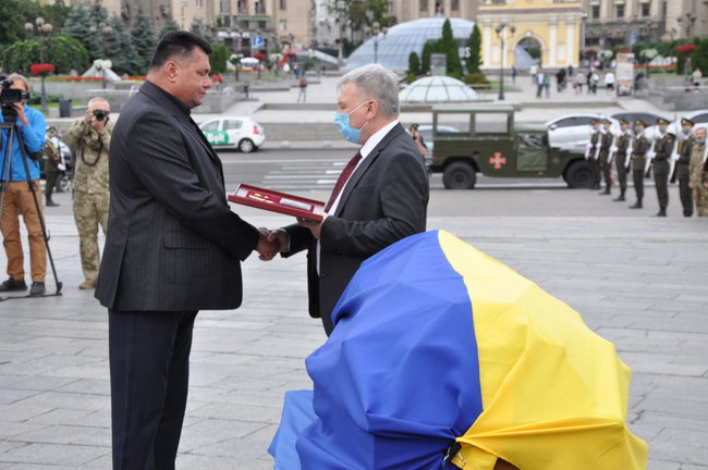 С погибшим Героем Украины Тарасом Матвиивым простились на Майдане Незалежности в Киеве 09