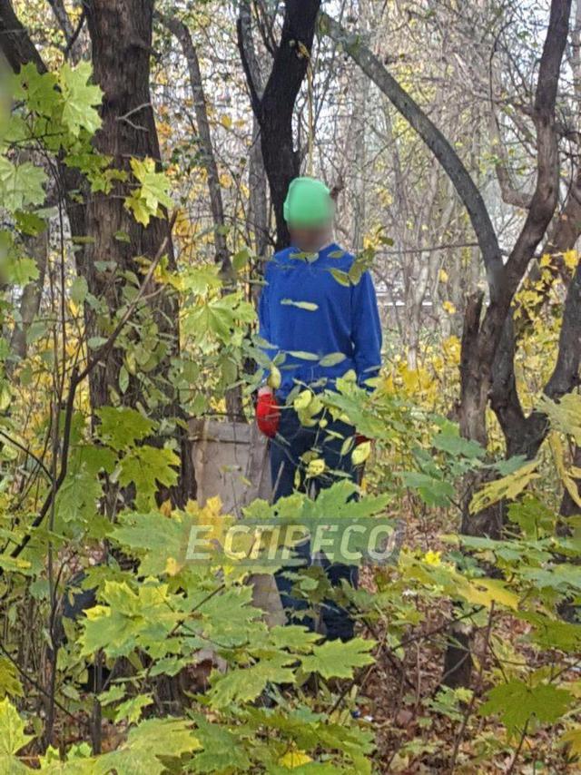 В одному з парків Києва виявили повішеного чоловіка 01
