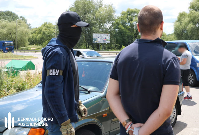 Двох слідчих із Мелітополя підозрюють у вимаганні $10 тисяч у підприємниці за закриття сфабрикованої справи, - ДБР 07