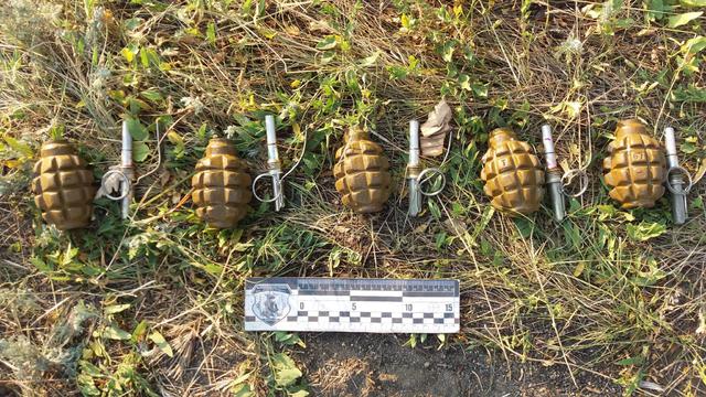 Три гранатомети, пять гранат, 1,5 кг пороху: на Луганщині на узбіччі дороги знайшли мішок із боєприпасами 06 Три гранатомети, пять гранат, 1,5 кг пороху: на Луганщині на узбіччі дороги знайшли мішок із боєприпасами 06