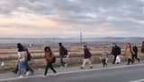 Десятки сирийских беженцев стекаются к границе Турции и Евросоюза. ВИДЕО