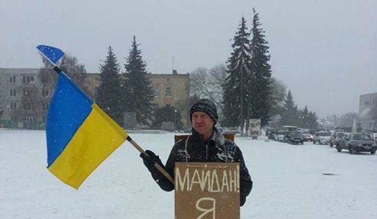 Один "смельчак" из 100 тысяч жителей города не испугался и нашел мужество стоять с пикетом третий день на морозе. ФОТОфакт