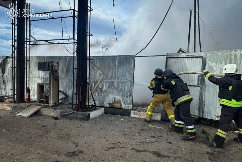 Росіяни вдарили по АЗС на Харківщині: виникла пожежа