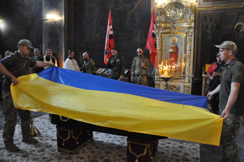 Із загиблим в бою з окупантами воїном Романом Барвінком (Скрипалем) попрощалися в Києві 04