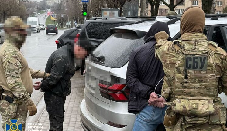 СБУ затримала рекетира з РФ, який зі спільниками "вибивав" молотками "данину" з мобілізованих та онкохворих. ВІДЕО+ФОТОрепортаж