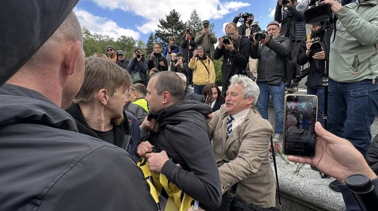 Посол РФ у Польщі прийшов з квітами до пам'ятника радянським солдатам