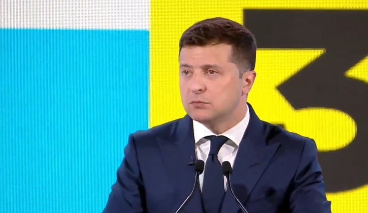 Zelenskyi signs law on land decentralization