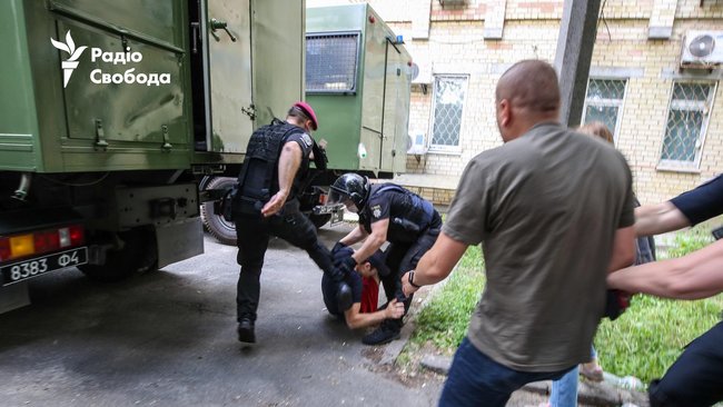 На акції в підтримку Стерненка поліція побила активіста ногами 04