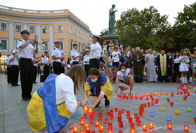 У центрі Одеси відбулася акція памяті військових, загиблих на Донбасі 01