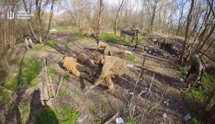 Боєць Департаменту активних дій показав кадри зачистки позицій ворога та взяття в полон 7 рашистів. ВIДЕО