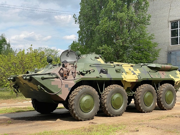 Киевский бронетанковый завод передал военным 9 отремонтированных БТР-80 03