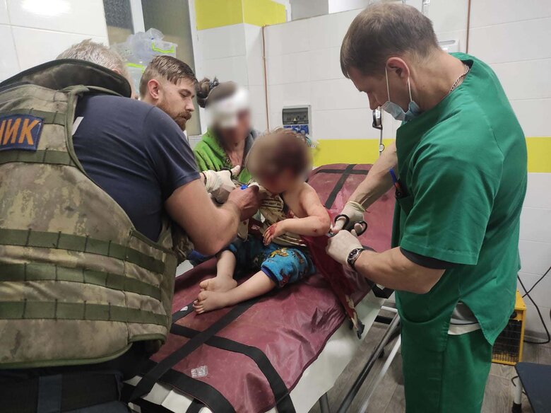 Спасатели оказывают помощь пострадавшим в результате обстрела Торецка. Среди раненых – 3-летний ребенок 01