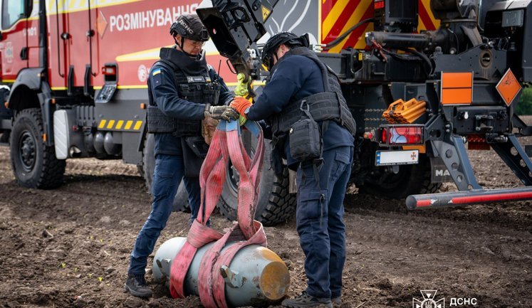 Дві ракети Х-101 впали і не здетонували: сапери ДСНС очистили територію на Чернігівщині. ФОТОрепортаж
