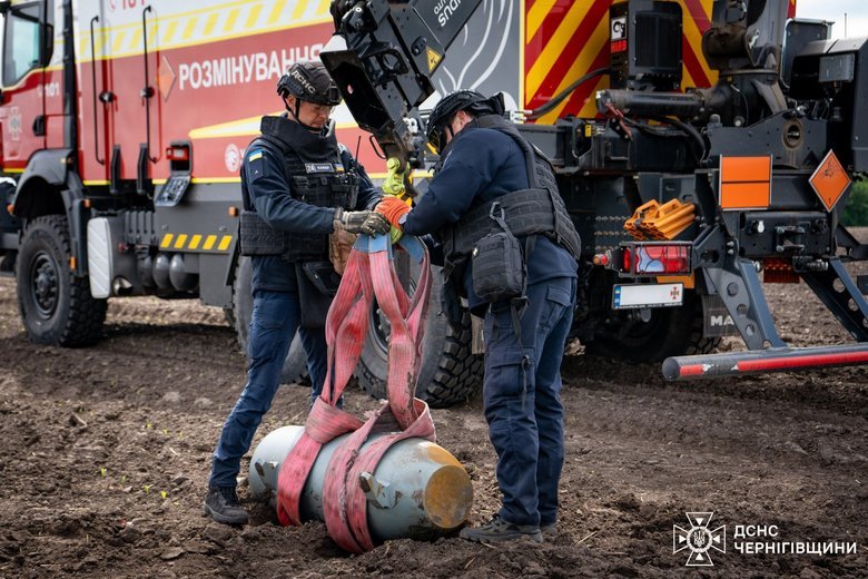 На Чернігівщині сапери знищили бойові частини ракет Х-101, що не вибухнули