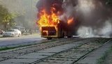 Автобус згорів у Києві біля метро "Лук