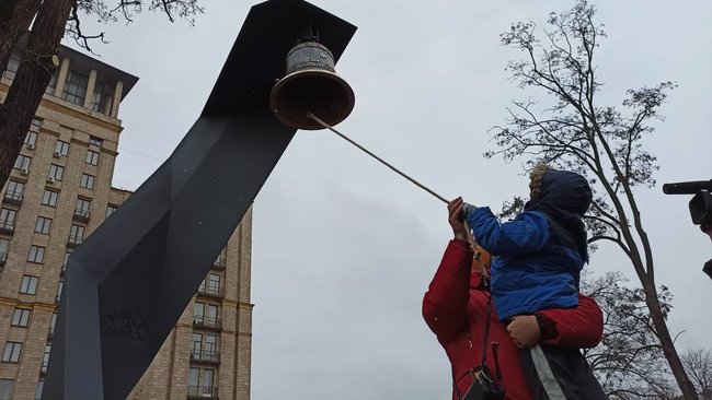 На аллее Героев Небесной Сотни установили Колокол Достоинства 11