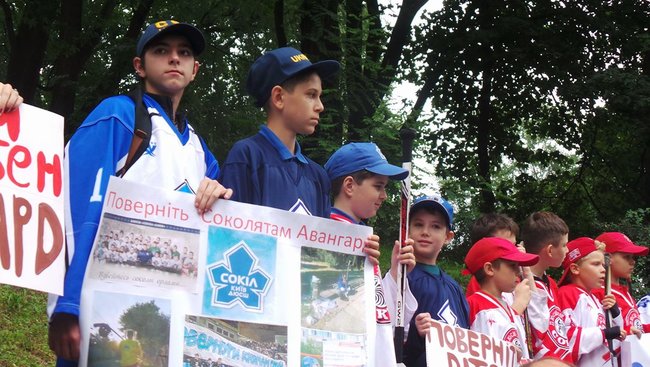 Поверніть дітям Києва хокей! - під Кабміном триває мітинг із вимогою виділити кошти на реконструкцію льодової арени Авангард у столиці 03 Поверніть дітям Києва хокей! - під Кабміном триває мітинг із вимогою виділити кошти на реконструкцію льодової арени Авангард у столиці 03