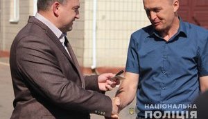 Полицейские Житомирщины вернули волонтерам микроавтобус, отобранный оккупантами в зоне АТО. ФОТО