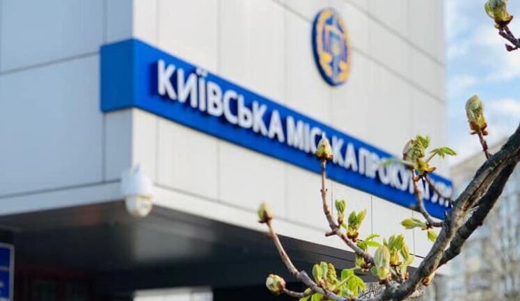 Сотрудник ритуальной службы в Киеве выбросил 20 урн с прахом на пустырь. Его могут посадить на 7 лет