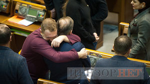 Депутати-соньки, Кіссе, який голосує за трьох, радісний Гройсман і обійми Лозового з Ляшком: як Рада вночі приймала Держбюджет-2019. ФОТОрепортаж