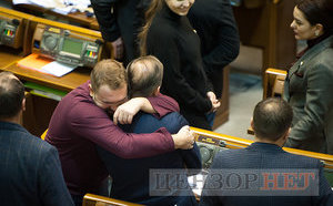 Депутати-соньки, Кіссе, який голосує за трьох, радісний Гройсман і обійми Лозового з Ляшком: як Рада вночі приймала Держбюджет-2019. ФОТОрепортаж