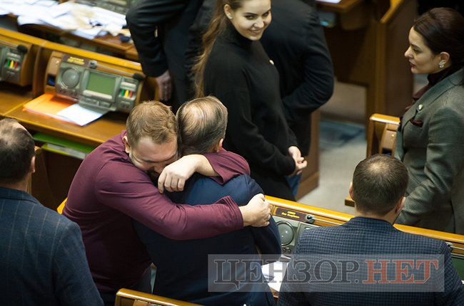 Депутати-соньки, Кіссе, який голосує за трьох, радісний Гройсман і обійми Лозового з Ляшком: як Рада вночі приймала Держбюджет-2019 20