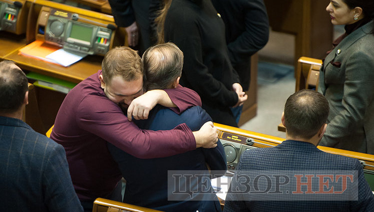 Депутати-соньки, Кіссе, який голосує за трьох, радісний Гройсман і обійми Лозового з Ляшком: як Рада вночі приймала Держбюджет-2019. ФОТОрепортаж