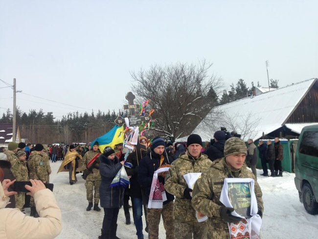 На Київщині провели в останню путь загиблого на Донбасі воїна Олександра Сивка 01