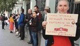 "Люди, готовые 40 минут тереть картофель на дранікі, ушатают любого диктатора!!!" - протест у посольства Беларуси в Москве. ФОТО ДНЯ