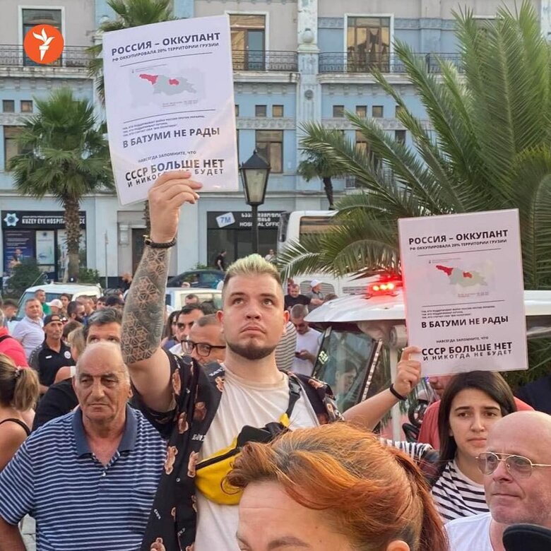 Русский корабль, иди нах#й!: у грузинському Батумі протестували через прибуття круїзного лайнера з російськими туристами 07