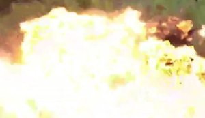 Український дрон марно шукає рештки ворожого МТЛБ після влучного скиду та потужного вибуху. ВIДЕО