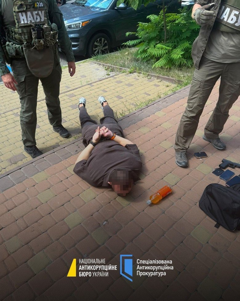 Чоловік вимагав мільйон доларів: у НАБУ розповіли подробиці